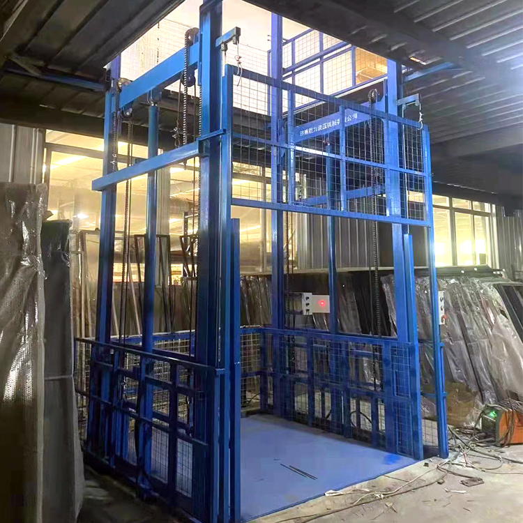 倉(cāng)庫(kù)升降貨梯安裝完畢！